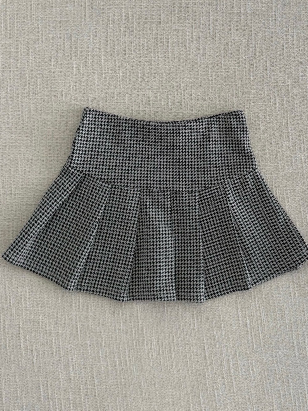 H&M Black and White Houndstooth Pleated Skirt